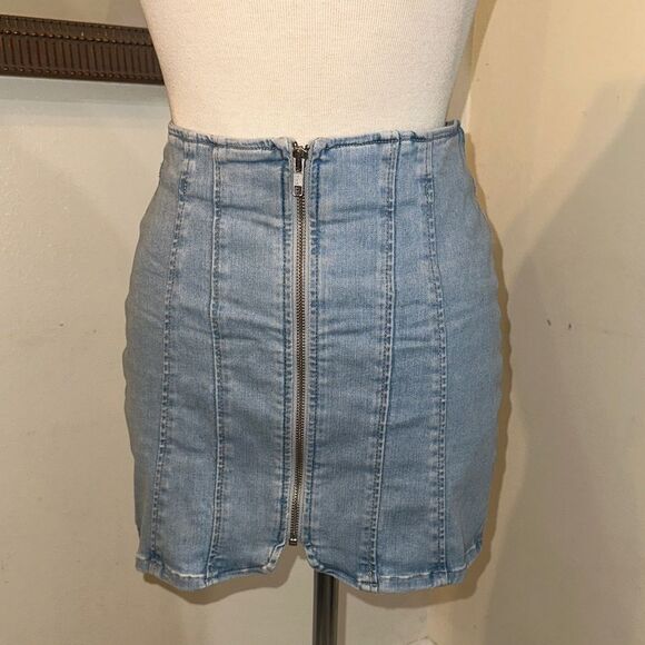 Free People Zipper Front Denim Mini Skirt Size 6 - Picture 1 of 11